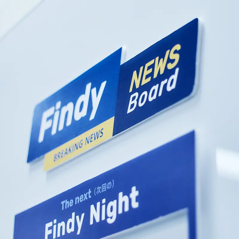 ブルーを基調としたFindyのニュースボードサイン。「BREAKING NEWS」と「The next Findy Night」の案内が掲示された情報掲示板